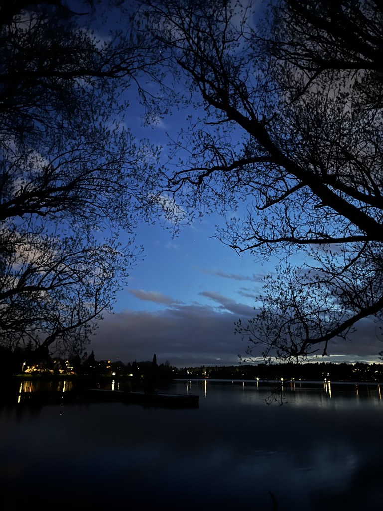 Green Lake Sunset, cielo azul en el lago